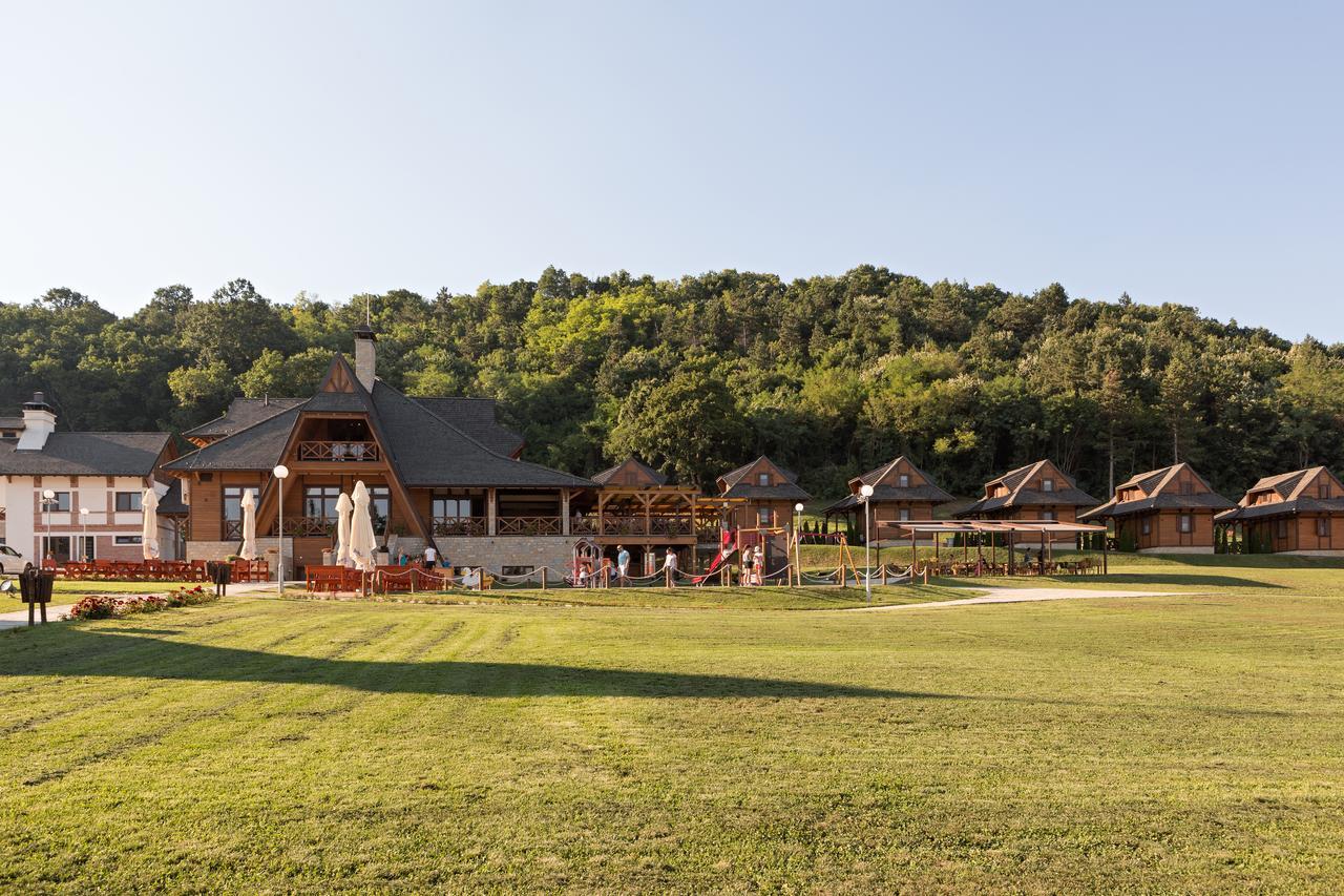 Etno Naselje Vrdnicka Kula Bed & Breakfast Vrdnik Bagian luar foto