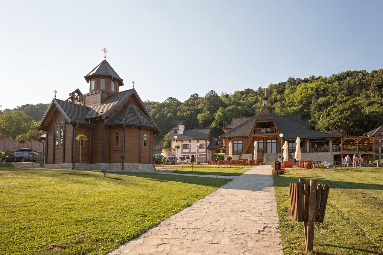 Etno Naselje Vrdnicka Kula Bed & Breakfast Vrdnik Bagian luar foto
