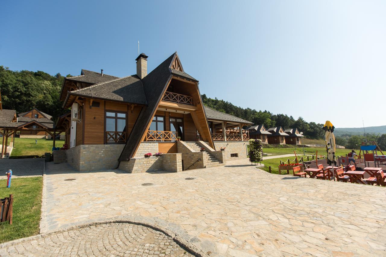 Etno Naselje Vrdnicka Kula Bed & Breakfast Vrdnik Bagian luar foto