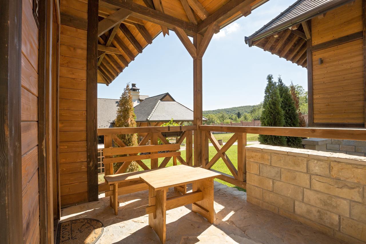 Etno Naselje Vrdnicka Kula Bed & Breakfast Vrdnik Bagian luar foto