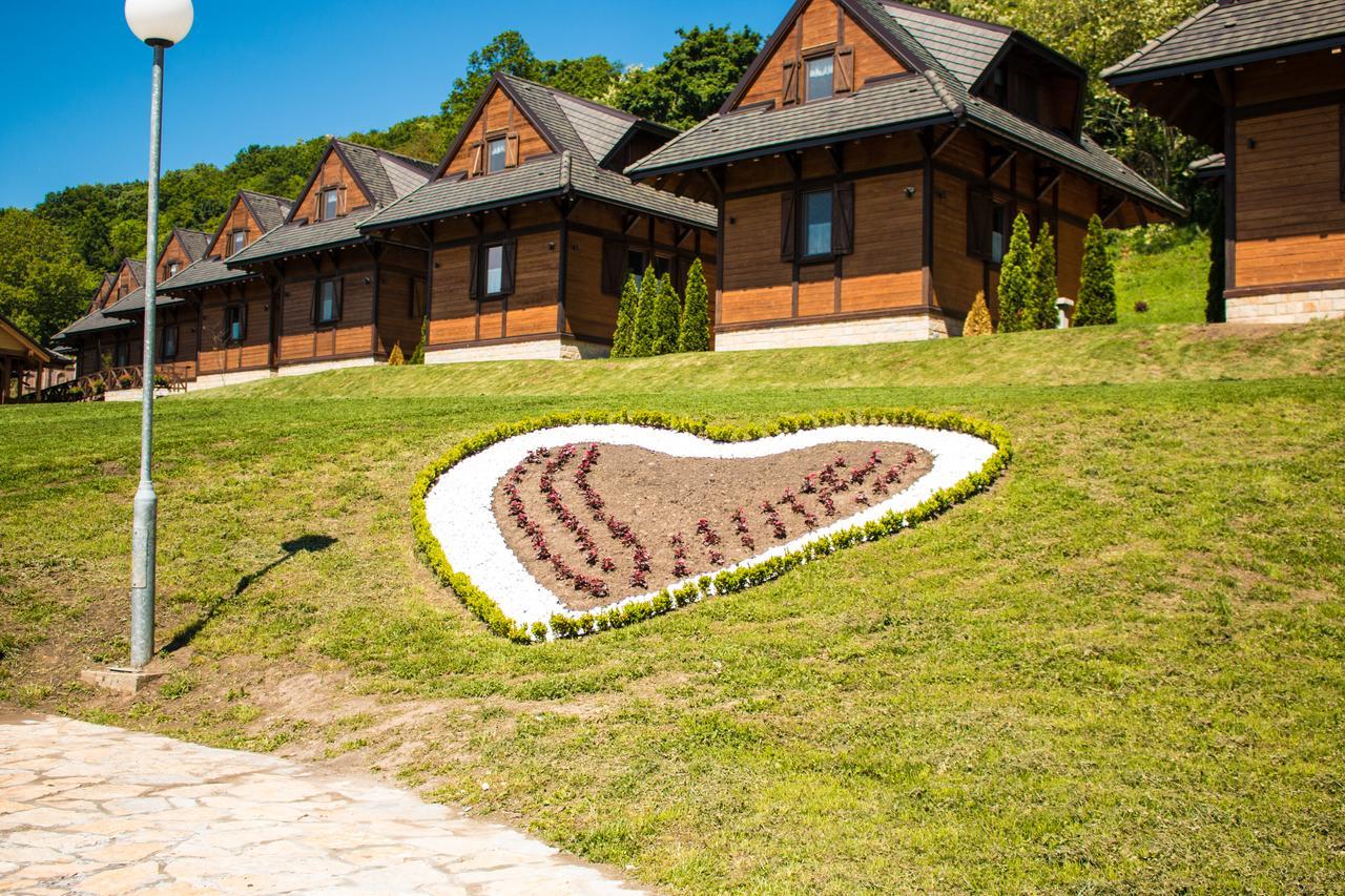 Etno Naselje Vrdnicka Kula Bed & Breakfast Vrdnik Bagian luar foto