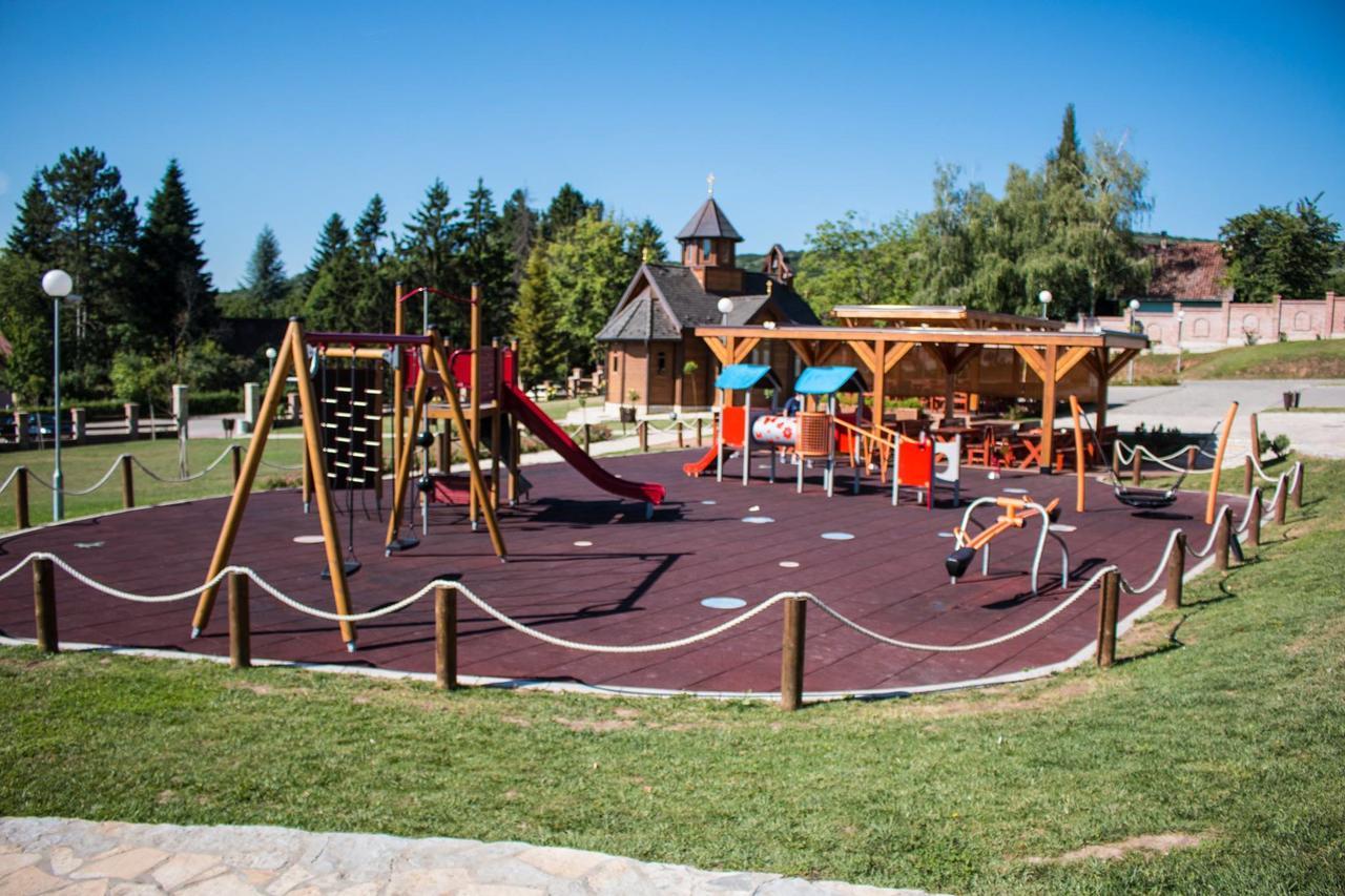 Etno Naselje Vrdnicka Kula Bed & Breakfast Vrdnik Bagian luar foto
